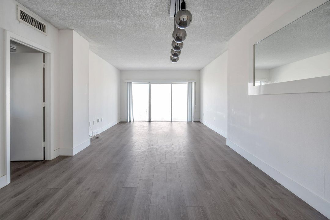 合同活跃: $2,200 (1 贝兹, 1 浴室, 762 平方英尺)