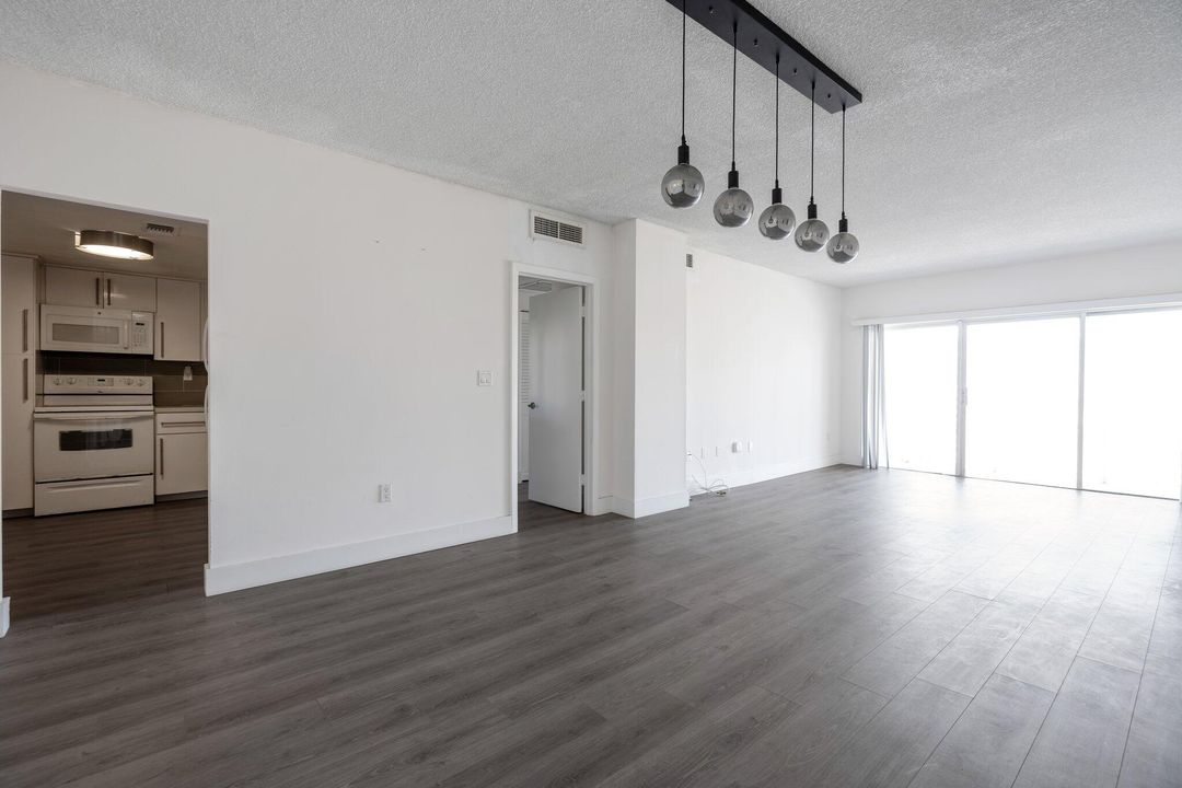 合同活跃: $2,200 (1 贝兹, 1 浴室, 762 平方英尺)