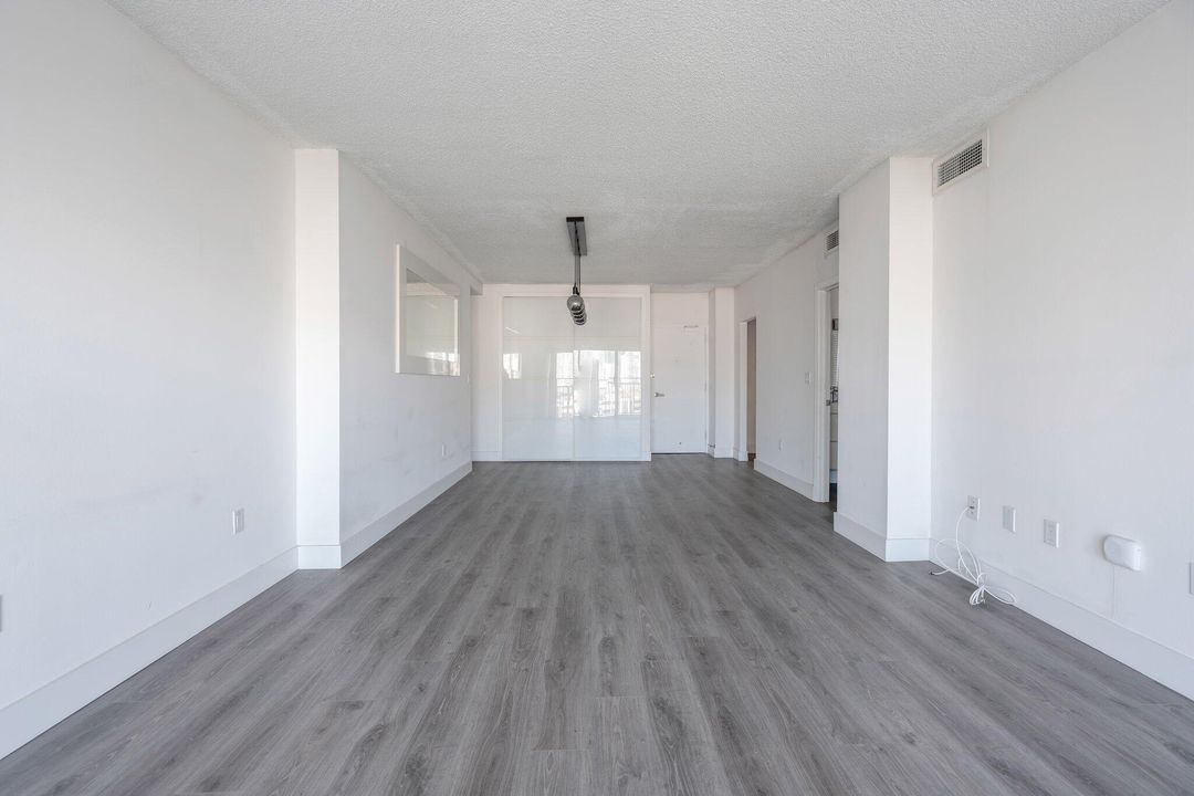 合同活跃: $2,200 (1 贝兹, 1 浴室, 762 平方英尺)