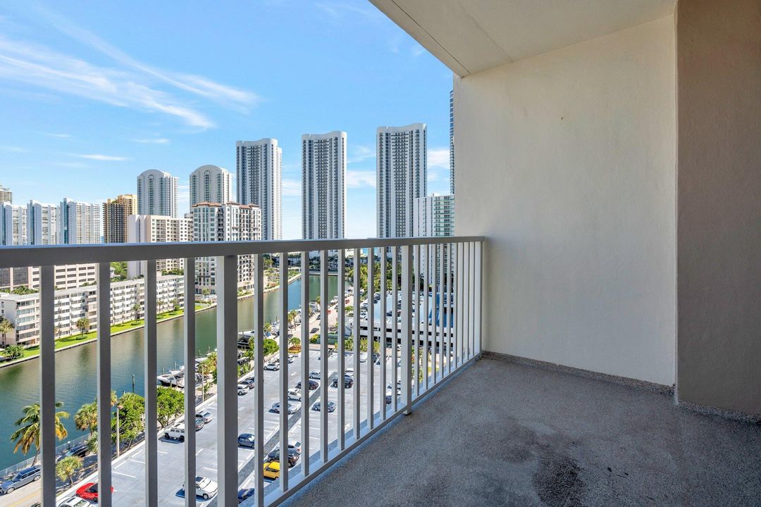 合同活跃: $2,200 (1 贝兹, 1 浴室, 762 平方英尺)