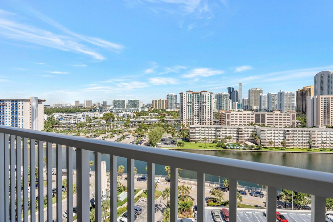 合同活跃: $2,200 (1 贝兹, 1 浴室, 762 平方英尺)