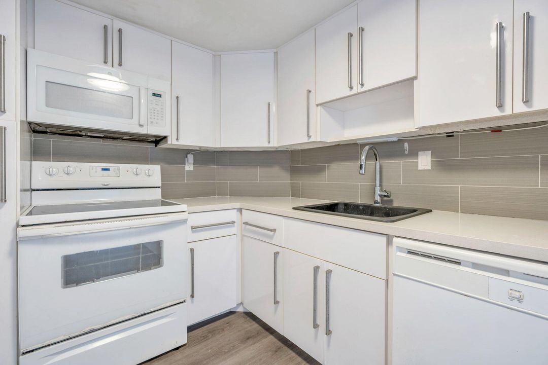 合同活跃: $2,200 (1 贝兹, 1 浴室, 762 平方英尺)