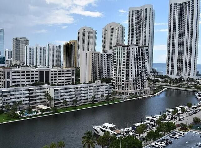 合同活跃: $2,200 (1 贝兹, 1 浴室, 762 平方英尺)