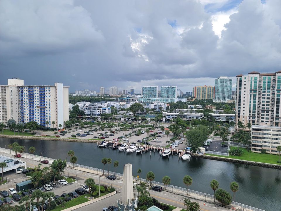 合同活跃: $2,200 (1 贝兹, 1 浴室, 762 平方英尺)