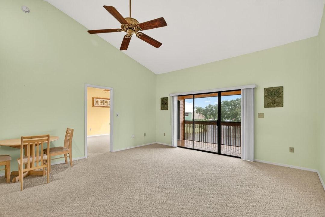 На продажу: $239,000 (2 спален, 2 ванн, 1060 Квадратных фут)