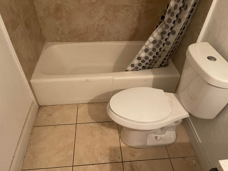 For Rent: $3,100 (3 beds, 2 baths, 2817 Square Feet)