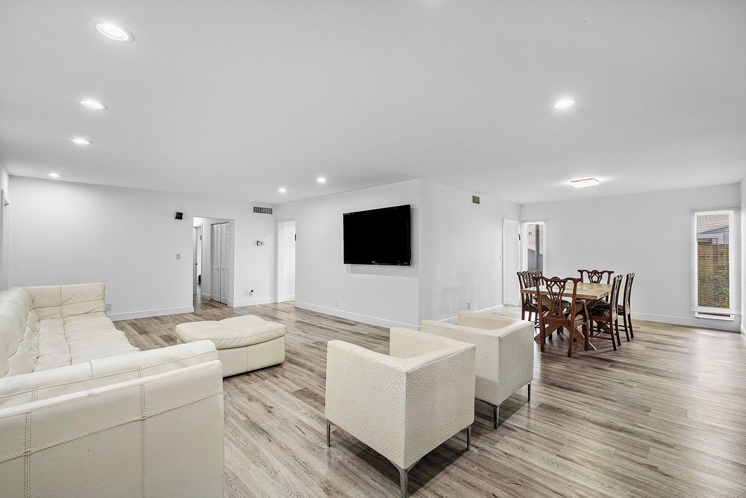 Recently Rented: $3,000 (3 beds, 2 baths, 1900 Square Feet)