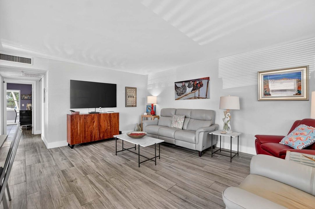 For Sale: $149,900 (2 beds, 2 baths, 880 Square Feet)