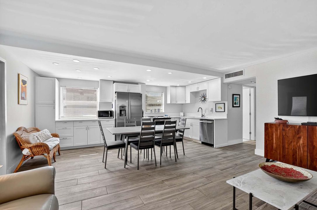 For Sale: $149,900 (2 beds, 2 baths, 880 Square Feet)