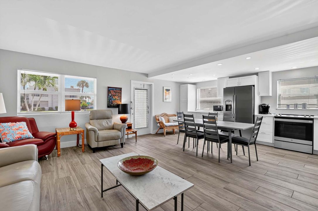 For Sale: $149,900 (2 beds, 2 baths, 880 Square Feet)