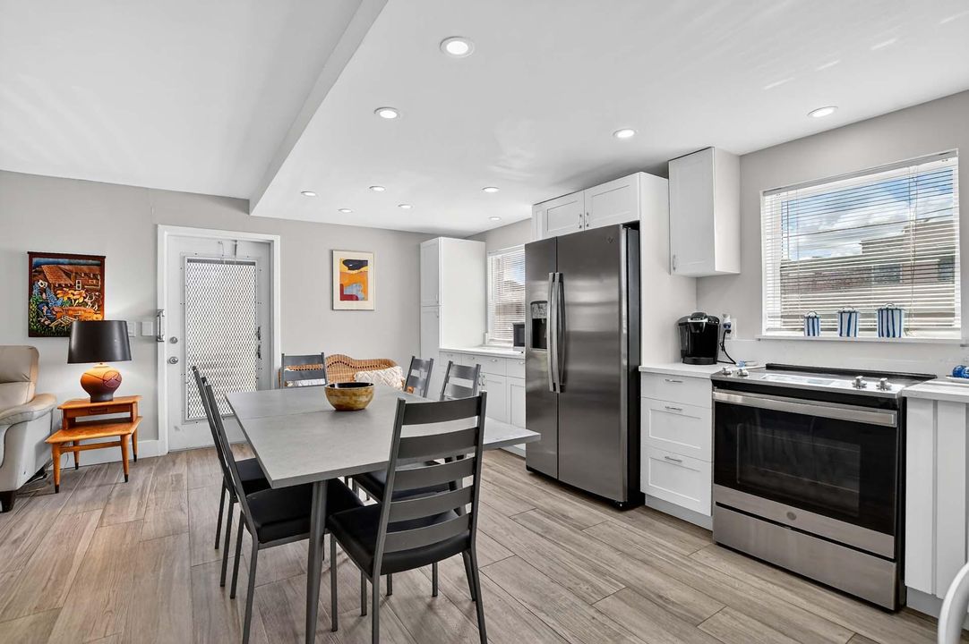 For Sale: $149,900 (2 beds, 2 baths, 880 Square Feet)