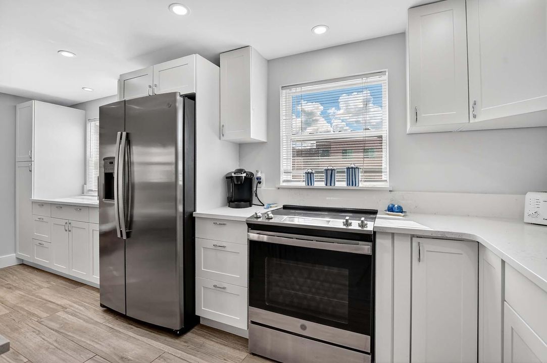 For Sale: $149,900 (2 beds, 2 baths, 880 Square Feet)