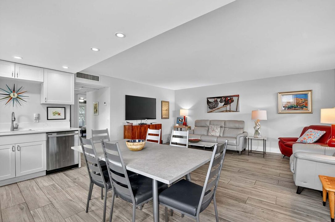 For Sale: $149,900 (2 beds, 2 baths, 880 Square Feet)