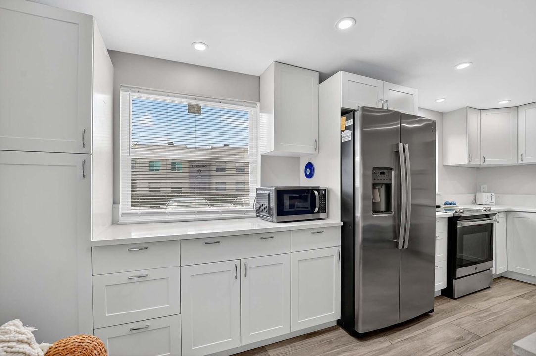 For Sale: $149,900 (2 beds, 2 baths, 880 Square Feet)