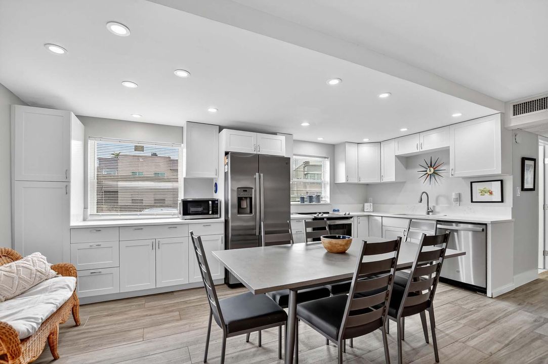 For Sale: $149,900 (2 beds, 2 baths, 880 Square Feet)