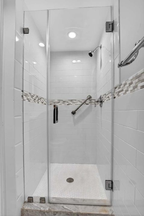 For Sale: $149,900 (2 beds, 2 baths, 880 Square Feet)