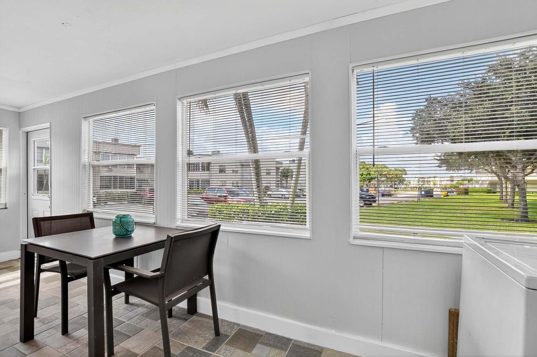 For Sale: $149,900 (2 beds, 2 baths, 880 Square Feet)