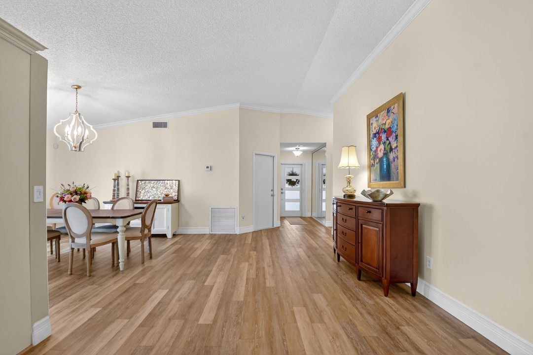 合同活跃: $695,000 (3 贝兹, 2 浴室, 1656 平方英尺)