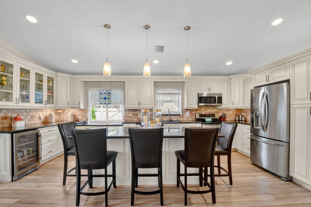 合同活跃: $695,000 (3 贝兹, 2 浴室, 1656 平方英尺)