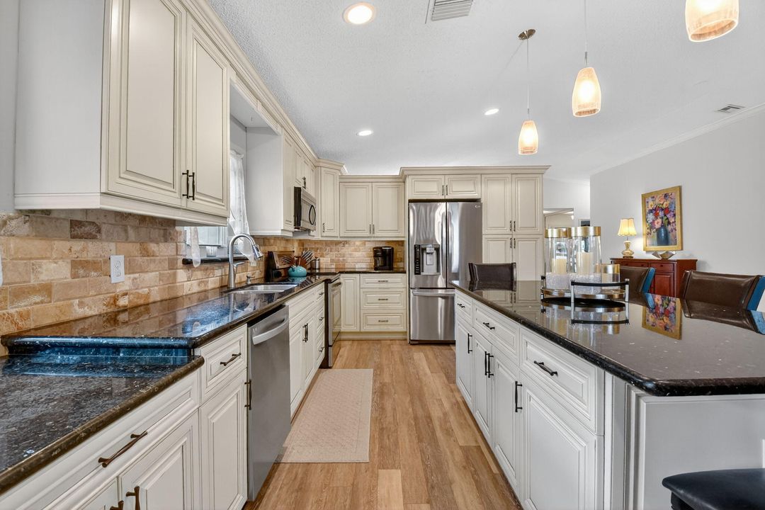 合同活跃: $695,000 (3 贝兹, 2 浴室, 1656 平方英尺)