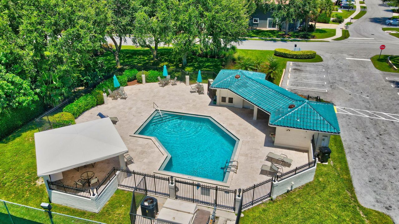 合同活跃: $695,000 (3 贝兹, 2 浴室, 1656 平方英尺)