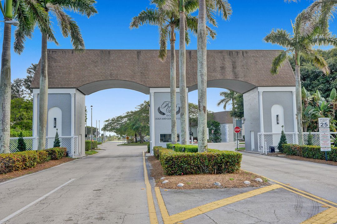 For Sale: $149,900 (2 beds, 2 baths, 880 Square Feet)