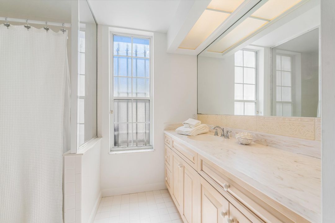 For Sale: $1,240,000 (2 beds, 2 baths, 1945 Square Feet)