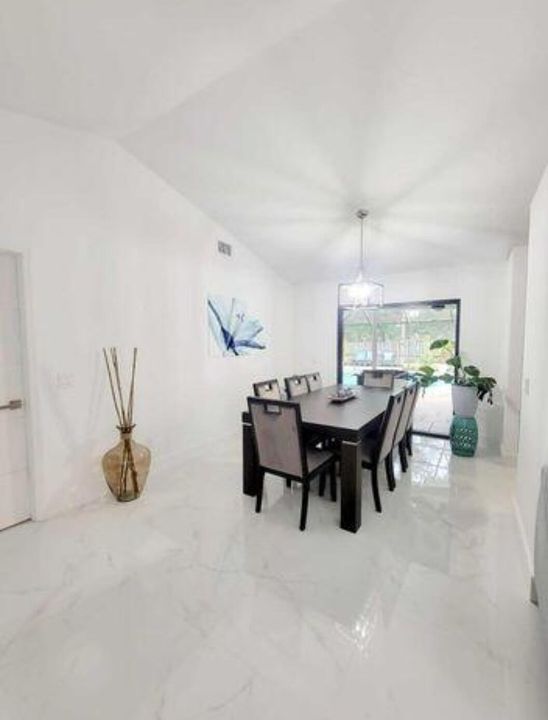 合同活跃: $3,100 (3 贝兹, 2 浴室, 1825 平方英尺)