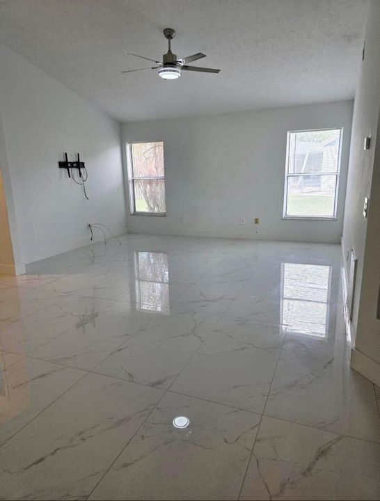 合同活跃: $3,100 (3 贝兹, 2 浴室, 1825 平方英尺)