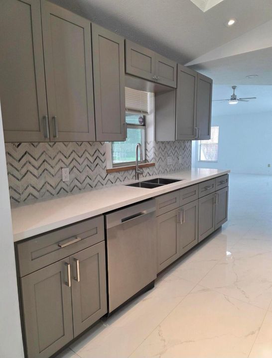 合同活跃: $3,100 (3 贝兹, 2 浴室, 1825 平方英尺)