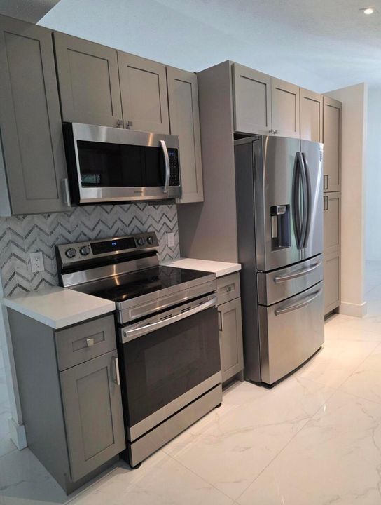 合同活跃: $3,100 (3 贝兹, 2 浴室, 1825 平方英尺)