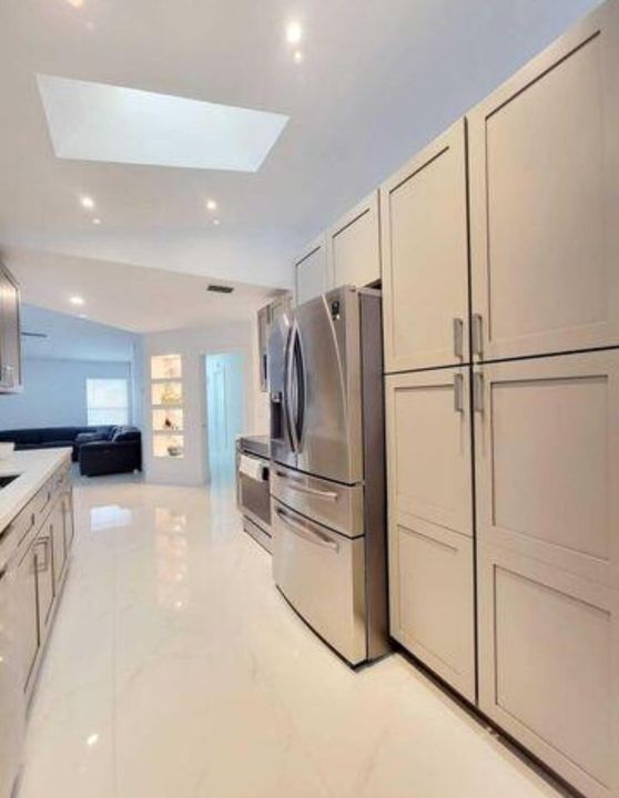 合同活跃: $3,100 (3 贝兹, 2 浴室, 1825 平方英尺)