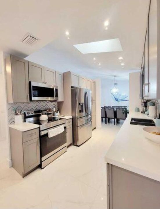 合同活跃: $3,100 (3 贝兹, 2 浴室, 1825 平方英尺)