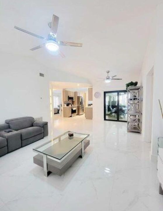 合同活跃: $3,100 (3 贝兹, 2 浴室, 1825 平方英尺)