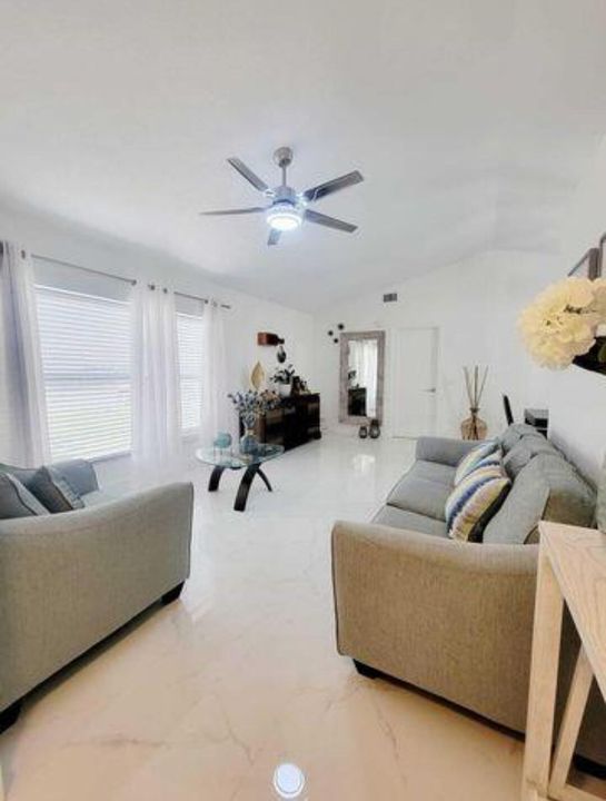 合同活跃: $3,100 (3 贝兹, 2 浴室, 1825 平方英尺)