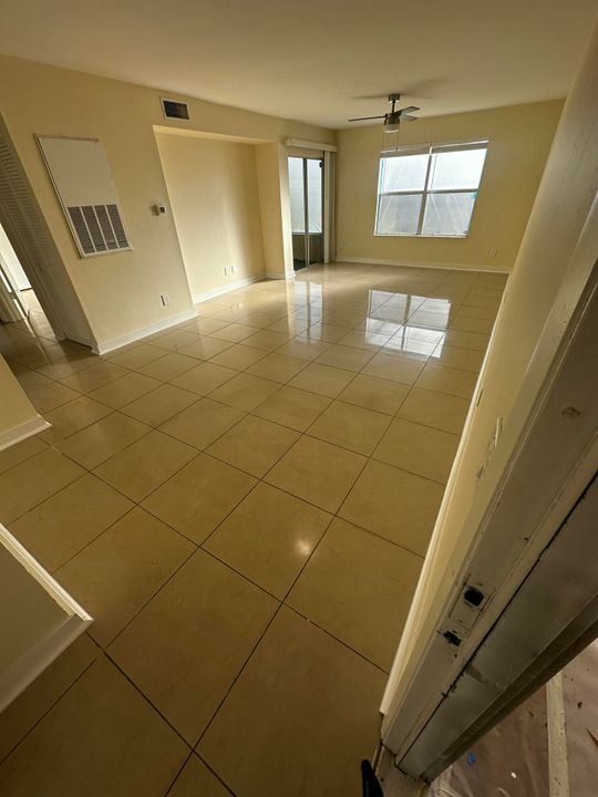 合同活跃: $2,200 (2 贝兹, 2 浴室, 1009 平方英尺)