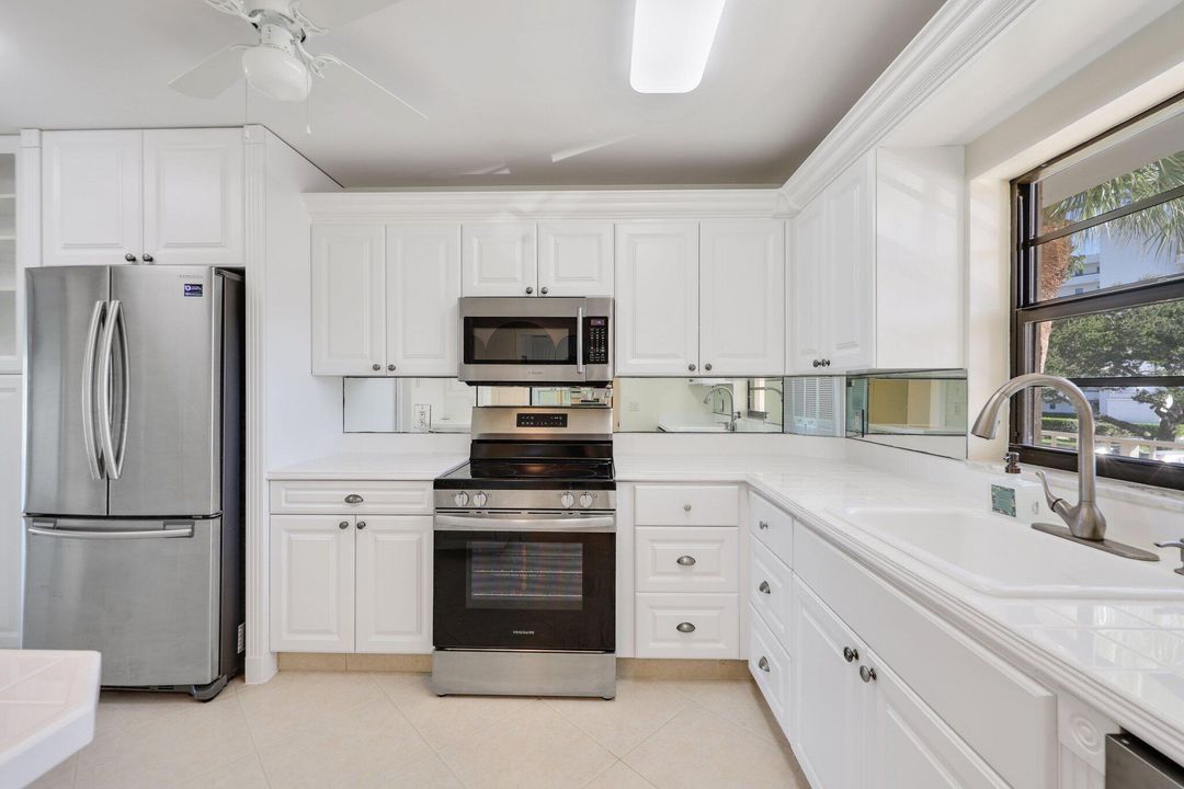 For Sale: $575,000 (2 beds, 2 baths, 1182 Square Feet)