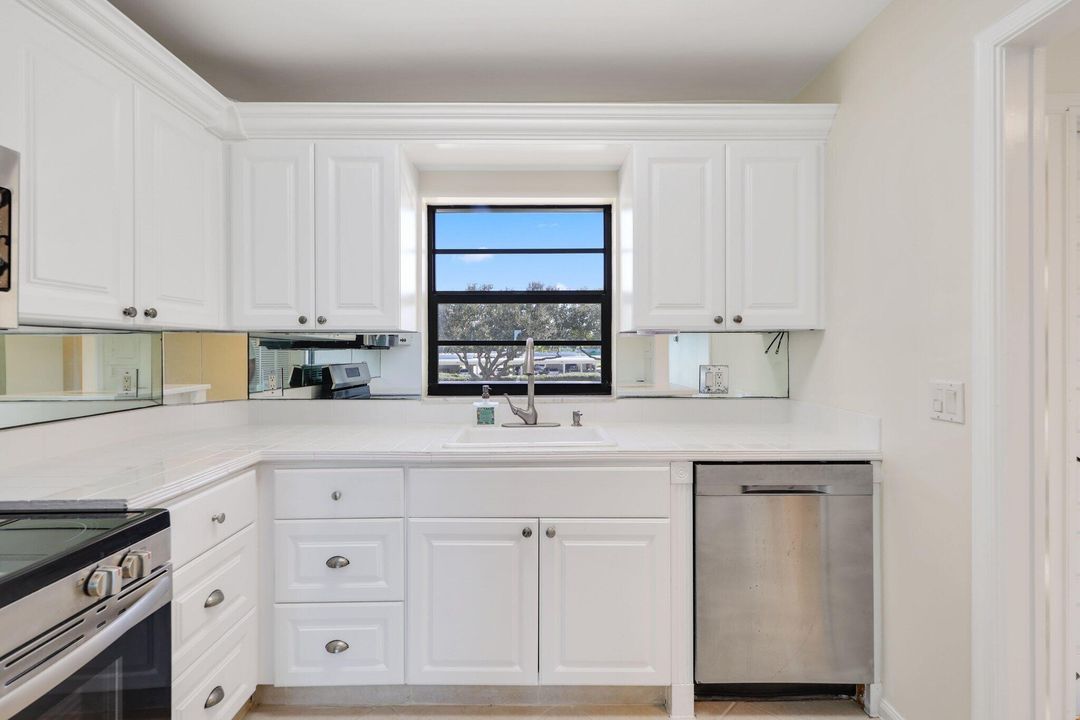 For Sale: $575,000 (2 beds, 2 baths, 1182 Square Feet)
