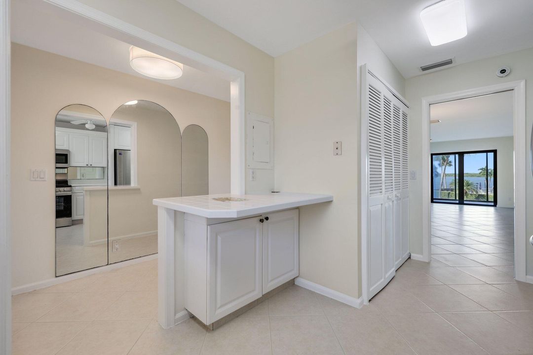 For Sale: $575,000 (2 beds, 2 baths, 1182 Square Feet)