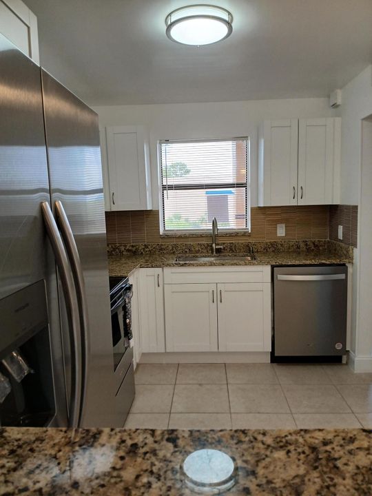 For Sale: $142,900 (1 beds, 1 baths, 900 Square Feet)