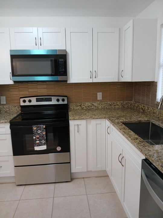 For Sale: $142,900 (1 beds, 1 baths, 900 Square Feet)