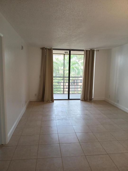 For Sale: $142,900 (1 beds, 1 baths, 900 Square Feet)