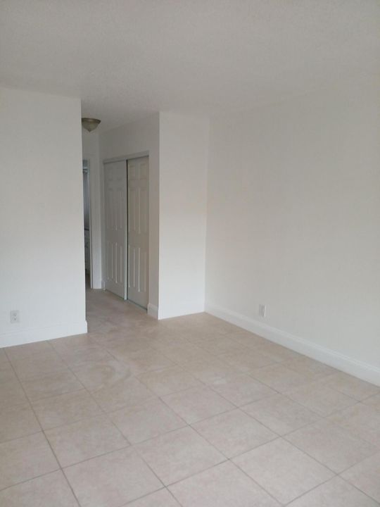 For Sale: $142,900 (1 beds, 1 baths, 900 Square Feet)