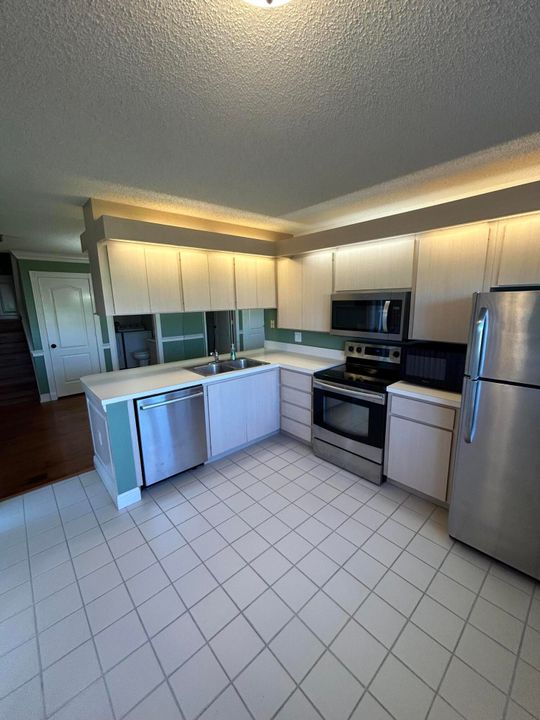 Active With Contract: $1,945 (2 beds, 2 baths, 1374 Square Feet)