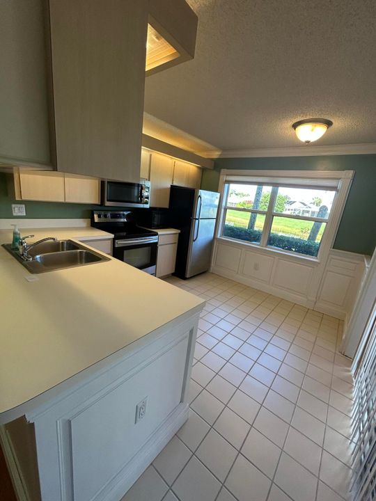 Active With Contract: $1,945 (2 beds, 2 baths, 1374 Square Feet)