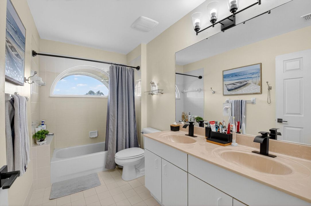 For Rent: $4,499 (4 beds, 2 baths, 2644 Square Feet)