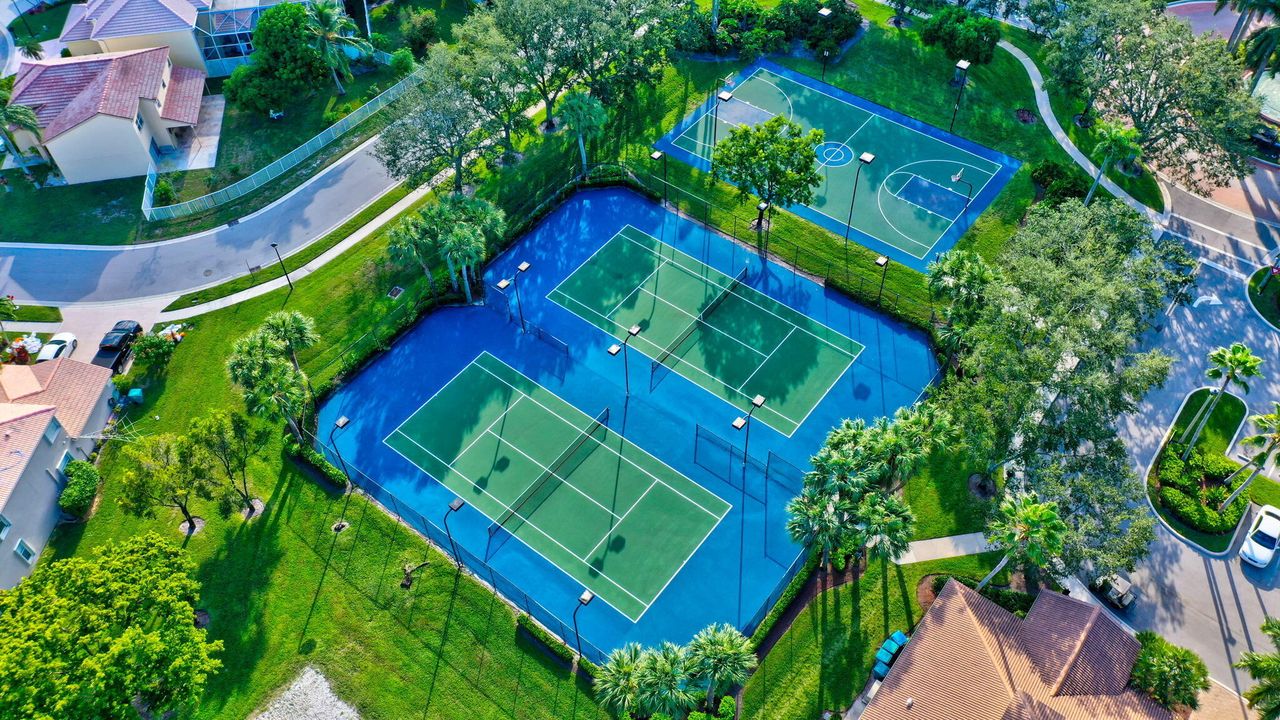 For Rent: $4,499 (4 beds, 2 baths, 2644 Square Feet)