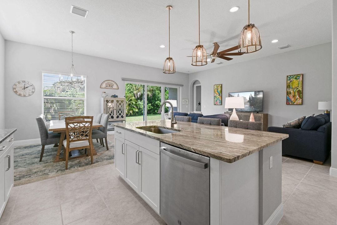 For Sale: $449,900 (2 beds, 2 baths, 1837 Square Feet)