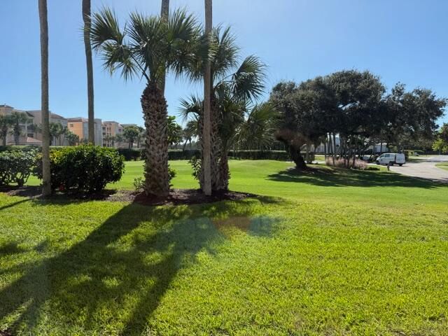 Active With Contract: $199,000 (1 beds, 1 baths, 689 Square Feet)