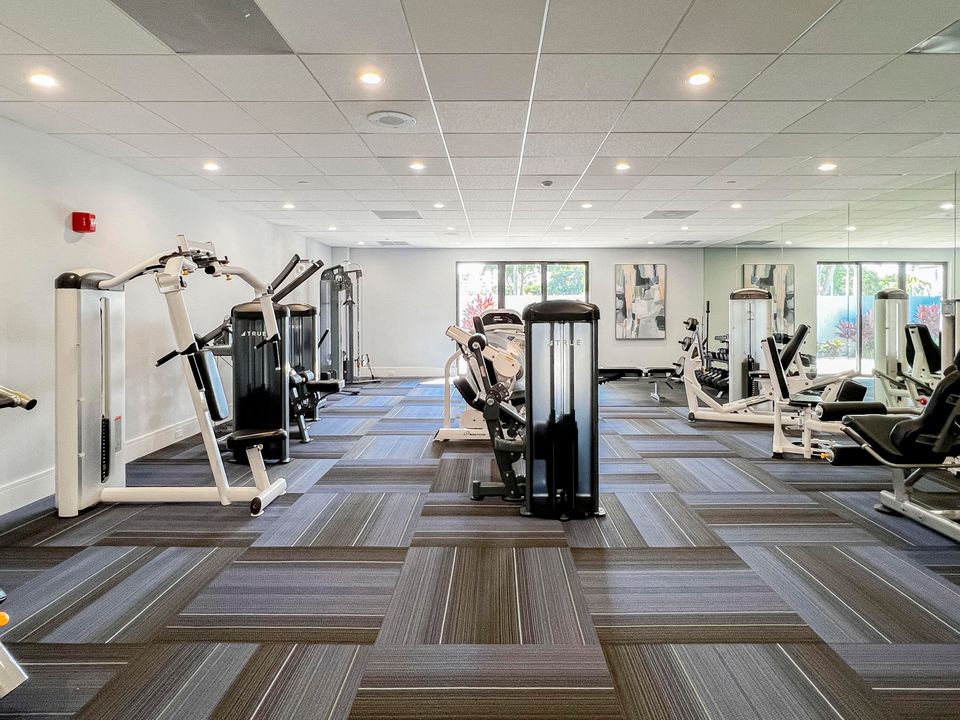 For Sale: $249,990 (2 beds, 2 baths, 990 Square Feet)